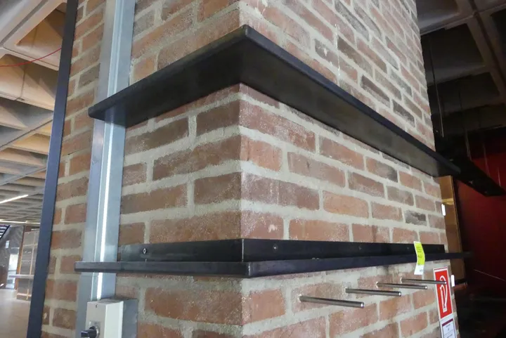 2x Wand-Abstellbord/Ablage, Metall schwarz, um Säulenecke Maße in cm ca. 152 x 51